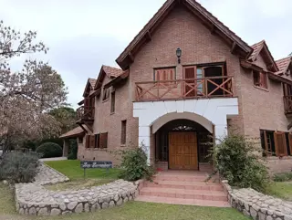 Se vende exclusivo chalet en el corazon de Merlo foto 3