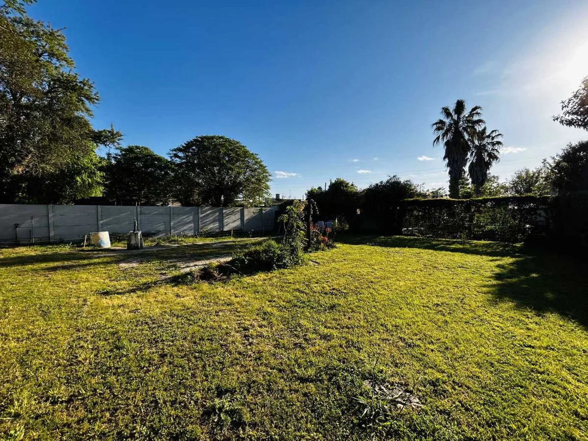 VENTA - CASA 4 AMBIENTES C/PILETA Y COCHERA-LOBOS foto 2