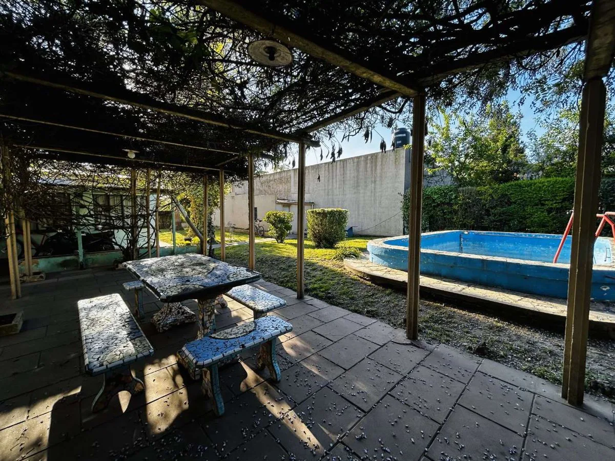 VENTA - CASA 4 AMBIENTES C/PILETA Y COCHERA-LOBOS foto 3