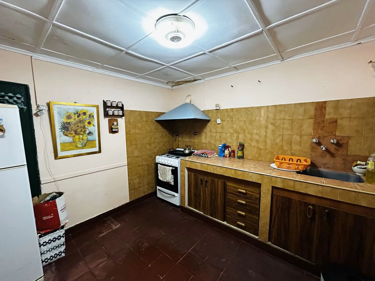 VENTA - CASA 4 AMBIENTES C/PILETA Y COCHERA-LOBOS foto 5