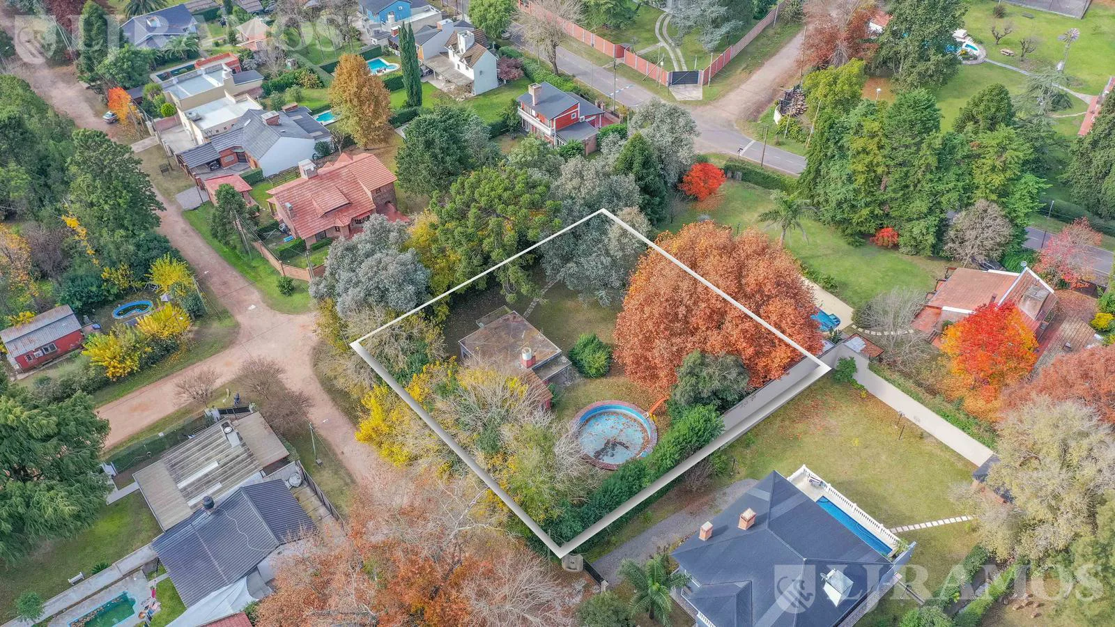 Gran terreno arbolado en esquina con construcción a reciclar – Los Jazmines, Del Viso foto 5