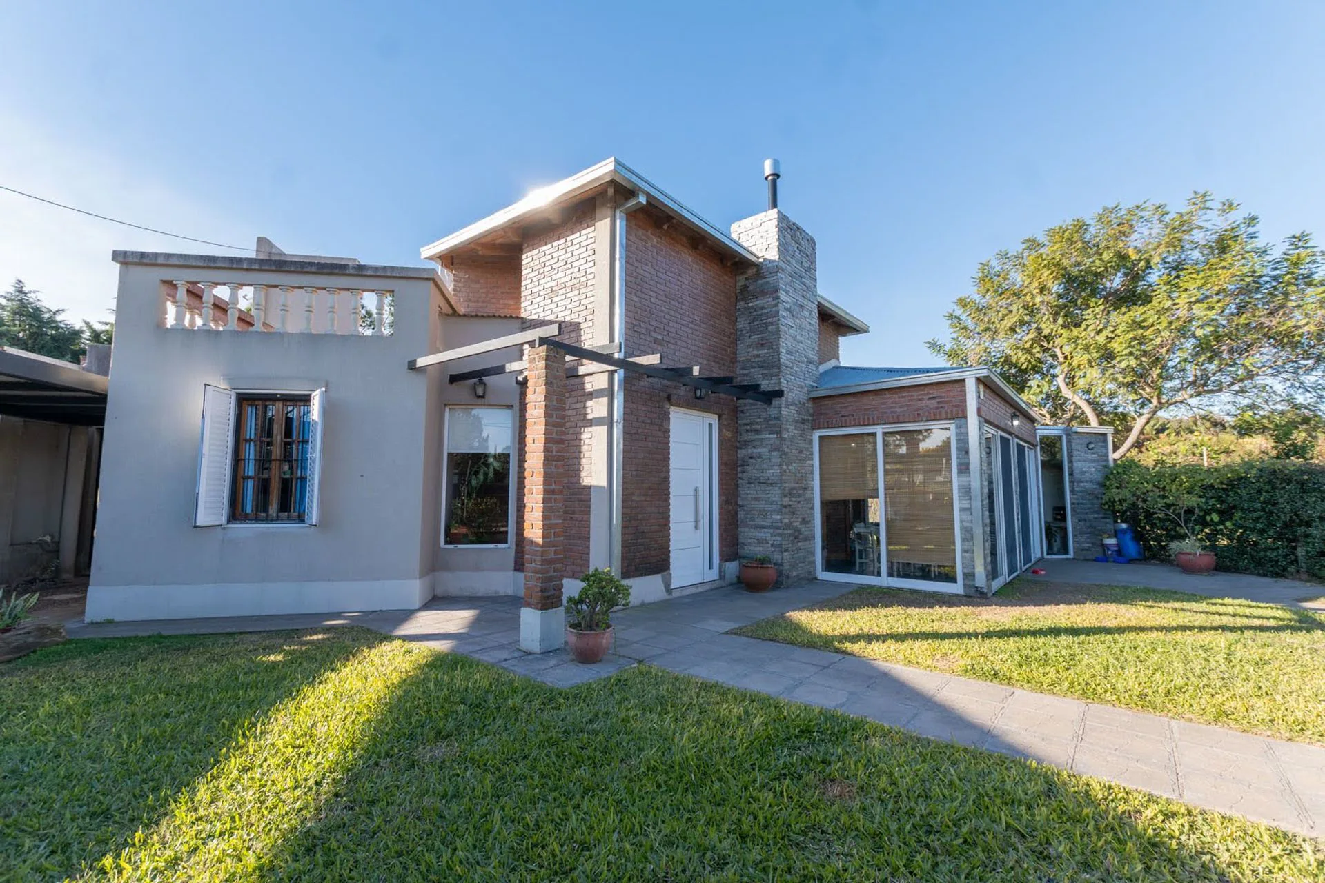 CASA MODERNA EN PORTAL DEL LEYES