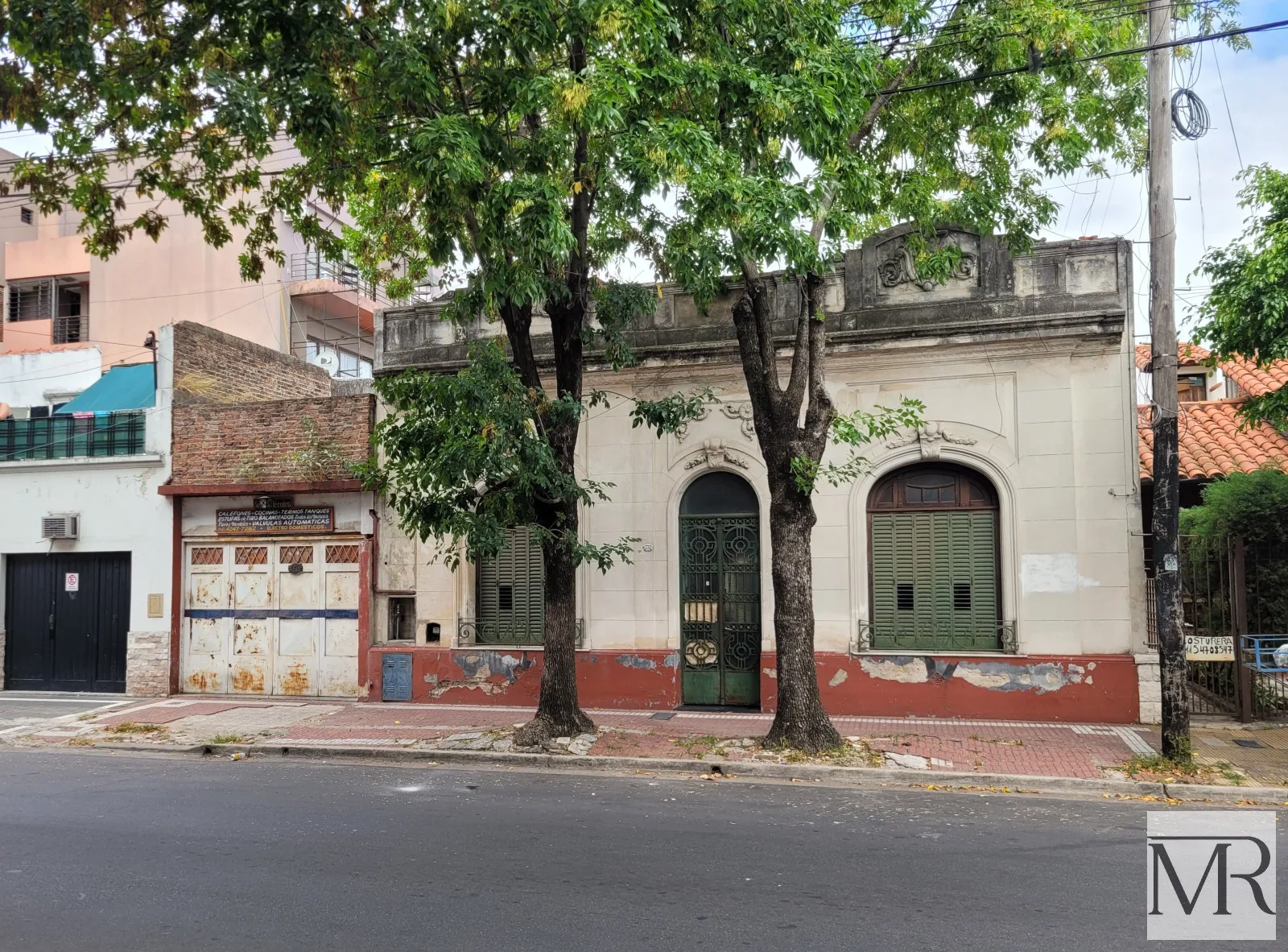 NUEVO PRECIO Casa a refaccionar con Gran Cochera sobre dos lotes propios! Lanus Centro Gran Oportunidad.