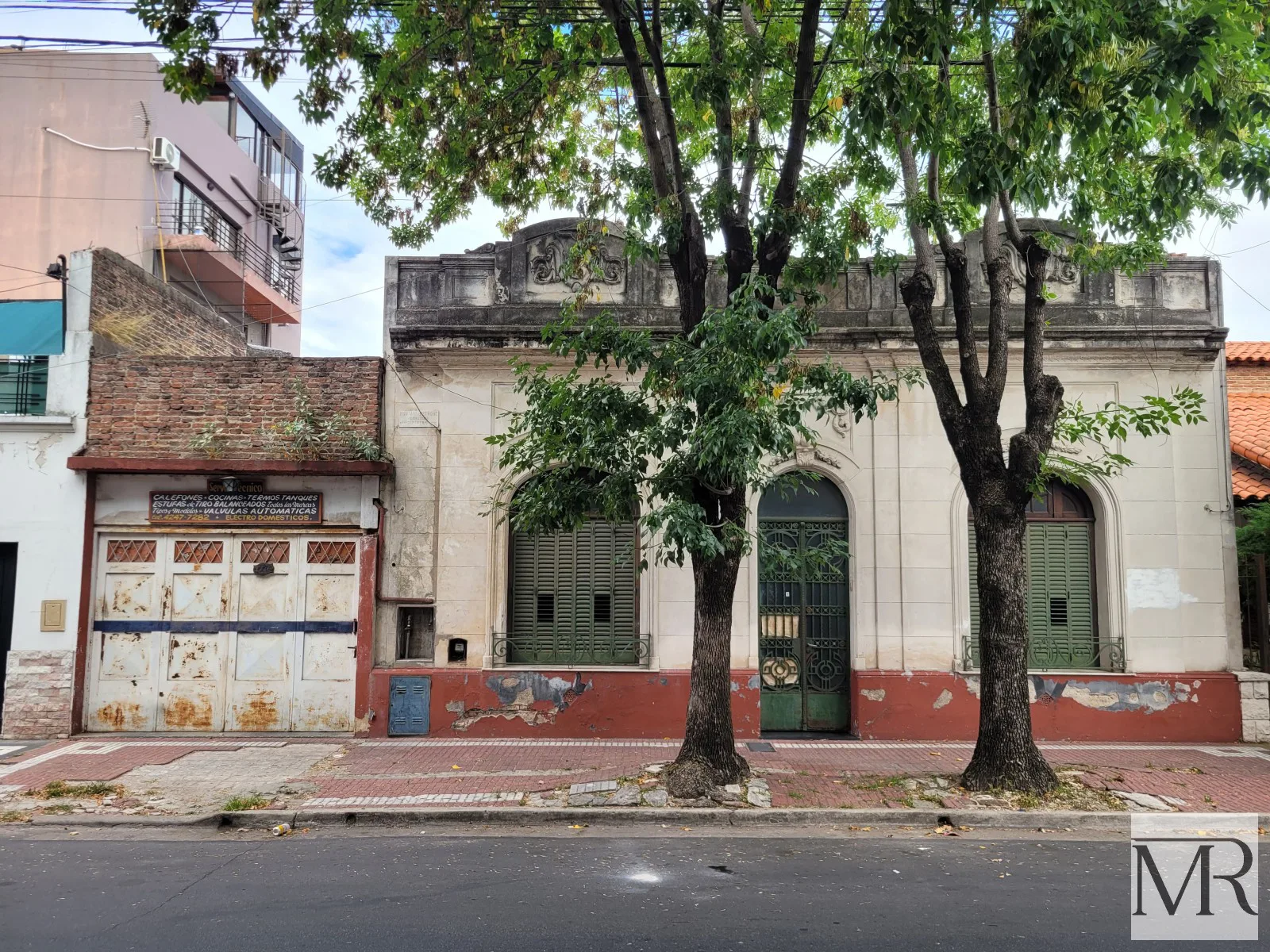 NUEVO PRECIO Casa a refaccionar con Gran Cochera sobre dos lotes propios! Lanus Centro Gran Oportunidad. foto 2