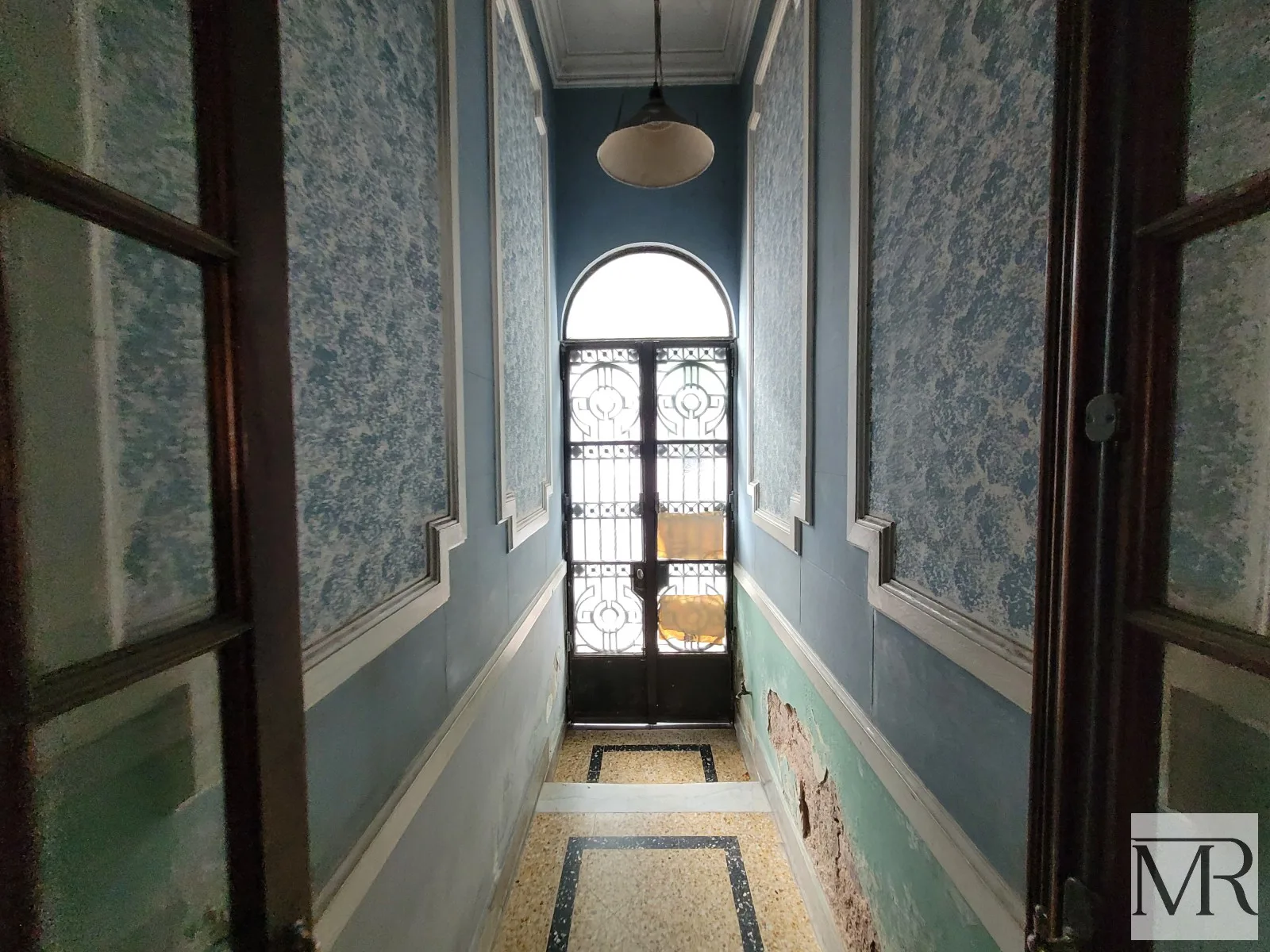 NUEVO PRECIO Casa a refaccionar con Gran Cochera sobre dos lotes propios! Lanus Centro Gran Oportunidad. foto 3