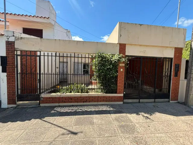 CASA A REFACCIONAR DENTRO LOS 4 BVS.