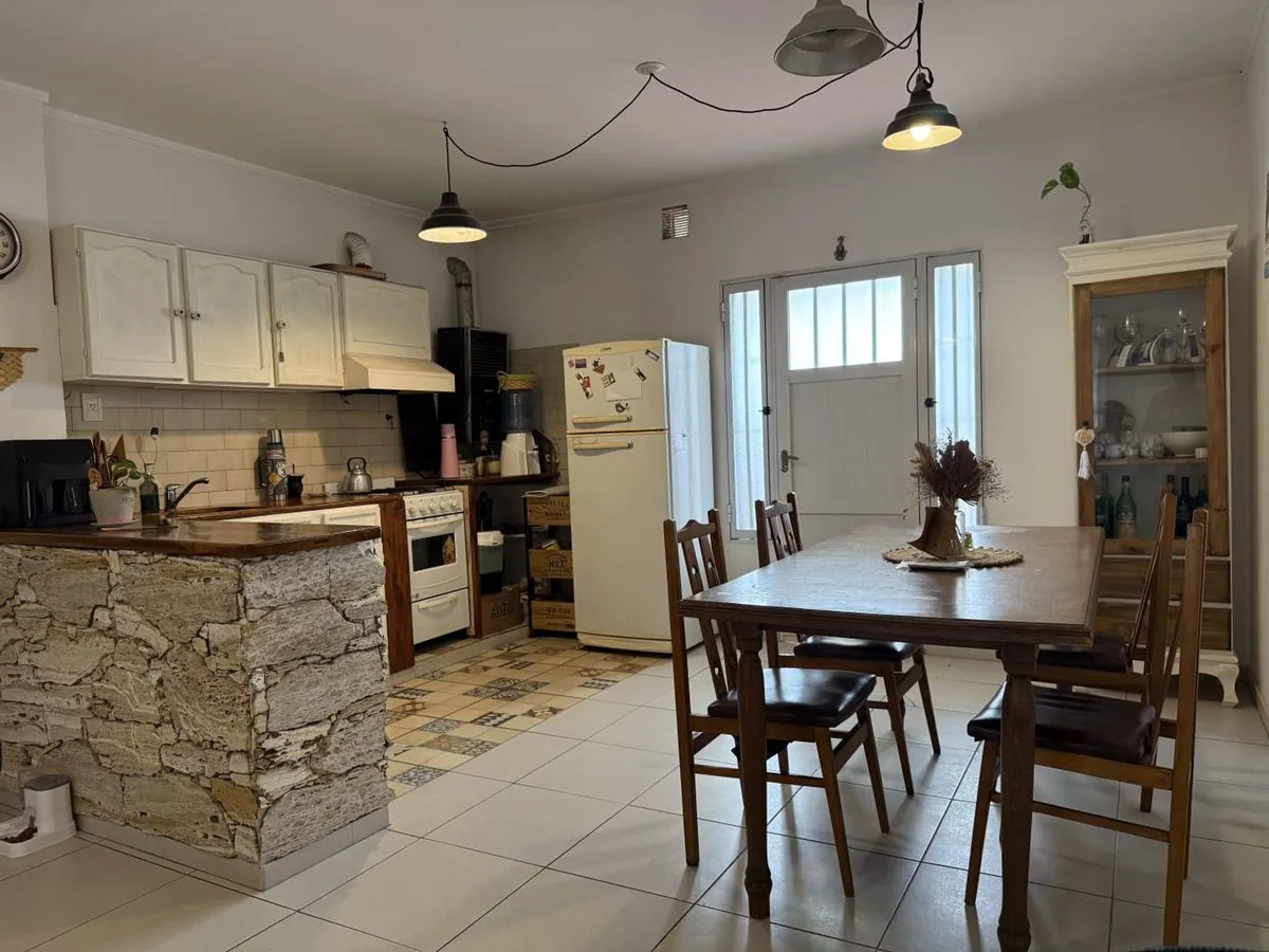 SE VENDE CASA DE 2 DORMITORIOS EN BARRIO ROMA