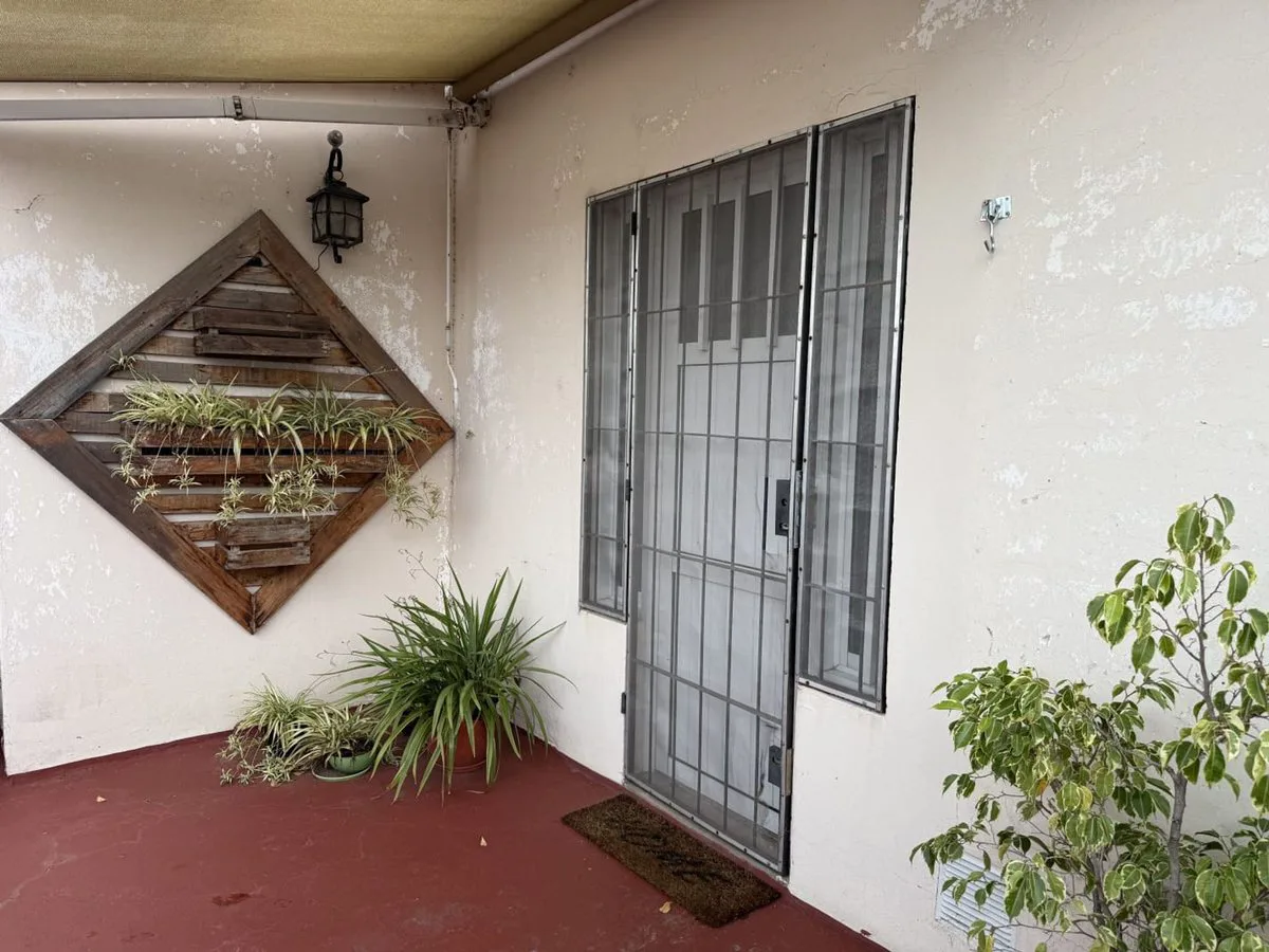 SE VENDE CASA DE 2 DORMITORIOS EN BARRIO ROMA foto 3