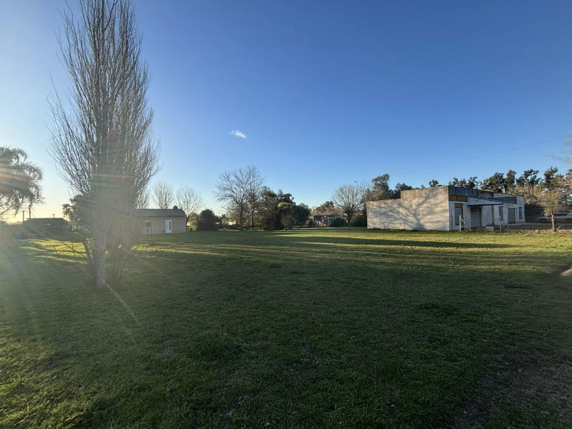CAMPO EN VENTA EN ABASTO CON CASA Y LOCAL foto 2