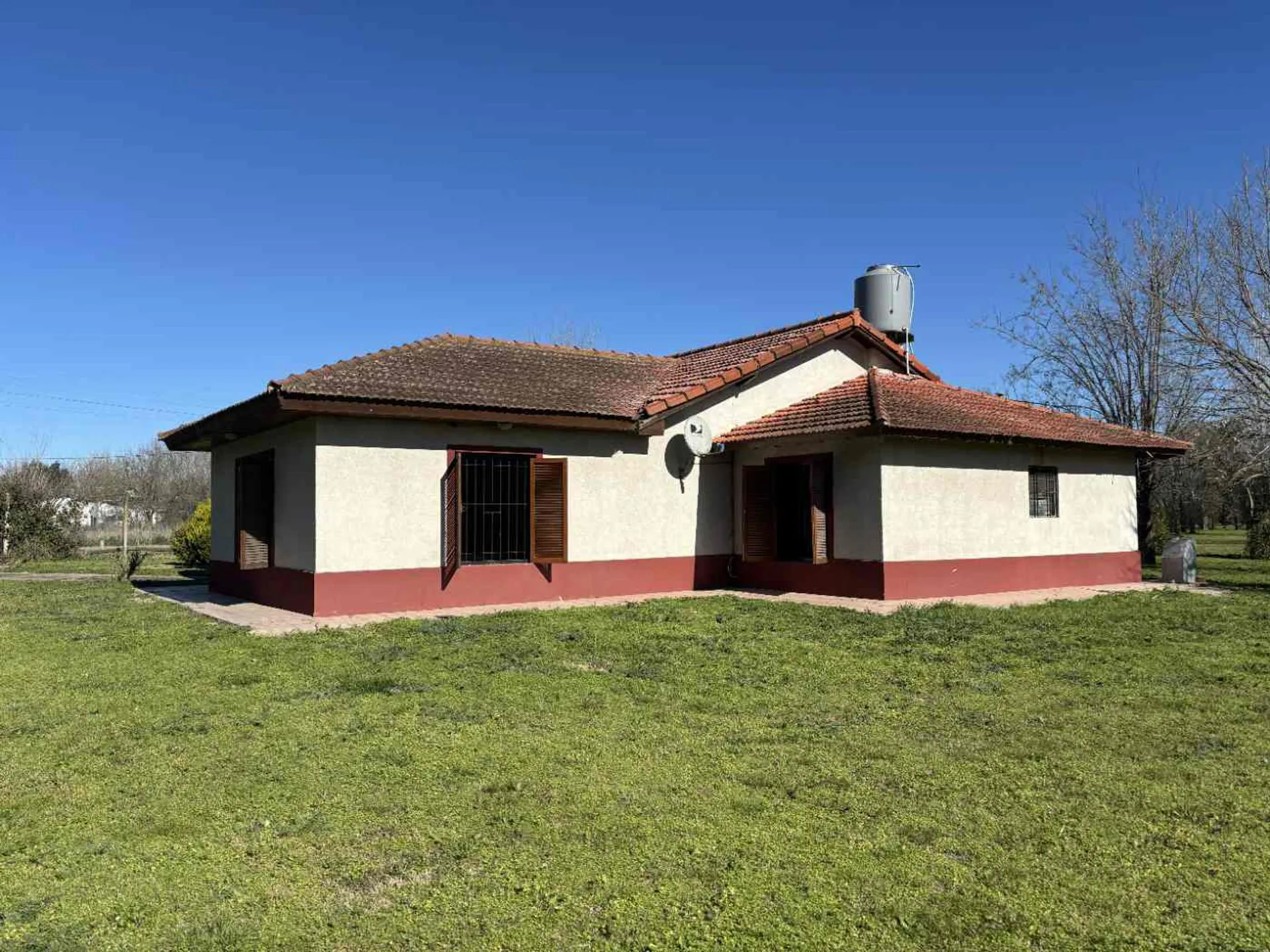 CAMPO EN VENTA EN ABASTO CON CASA Y LOCAL foto 3