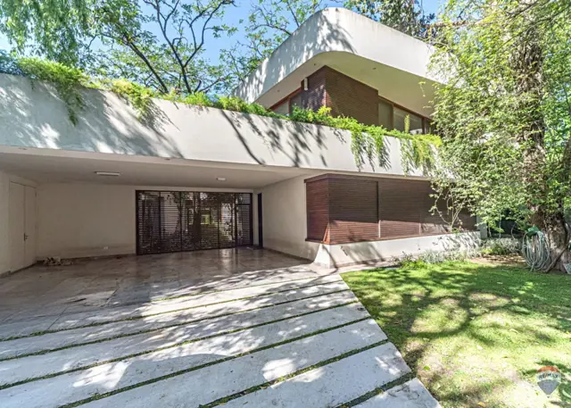 Venta casa 7 amb en Parque Leloir pileta cocheras