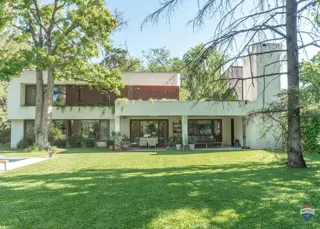 Venta casa 7 amb en Parque Leloir pileta cocheras foto 3