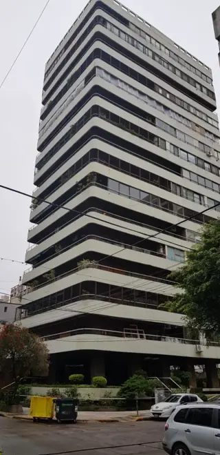 EXCELENTE PISO DE 5 AMBIENTES CON 3 COCHERAS. foto 2