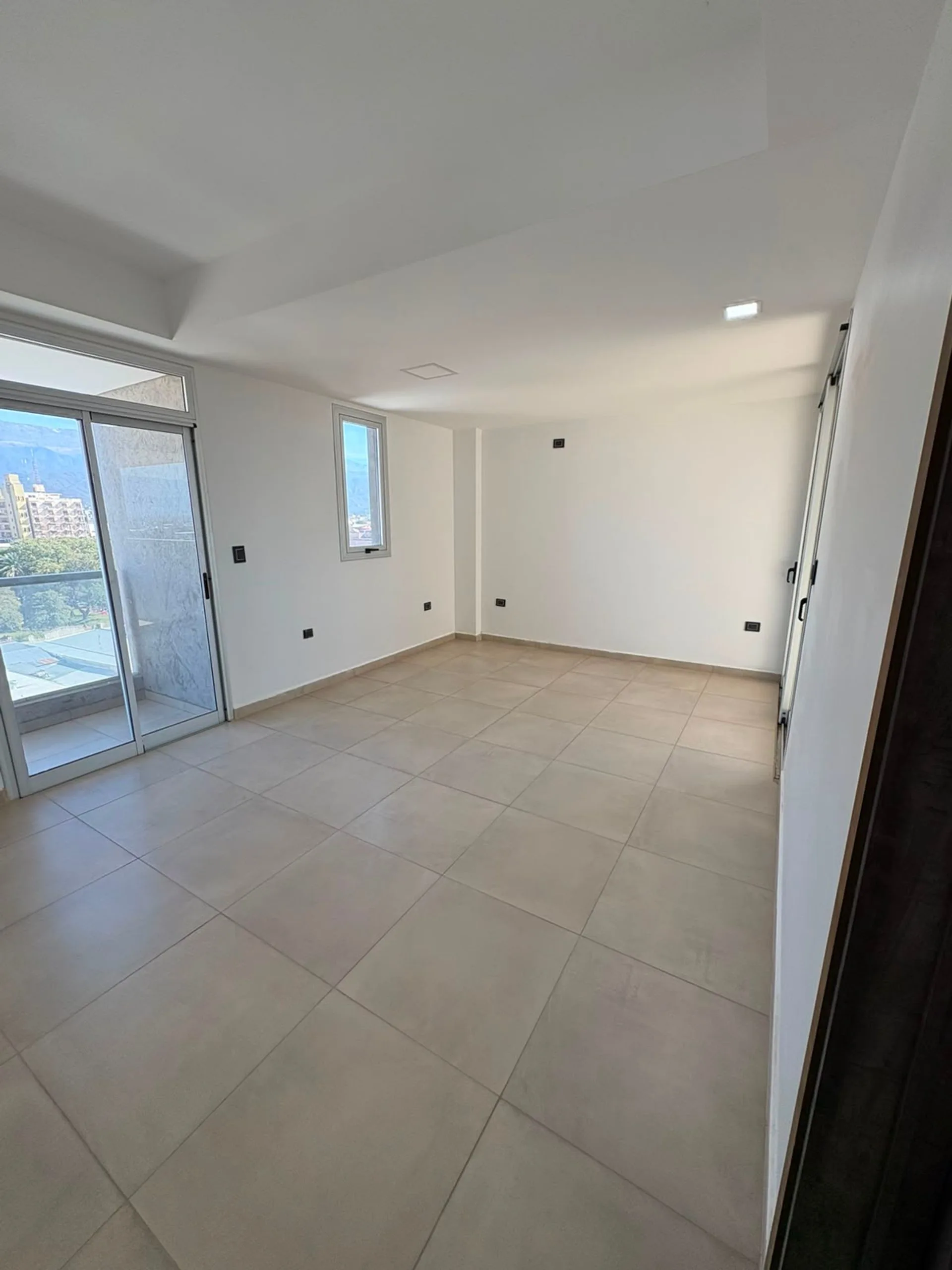 SE ALQUILA AMPLIO DPTO MICROCENTRO 2 HABITACIONES foto 4