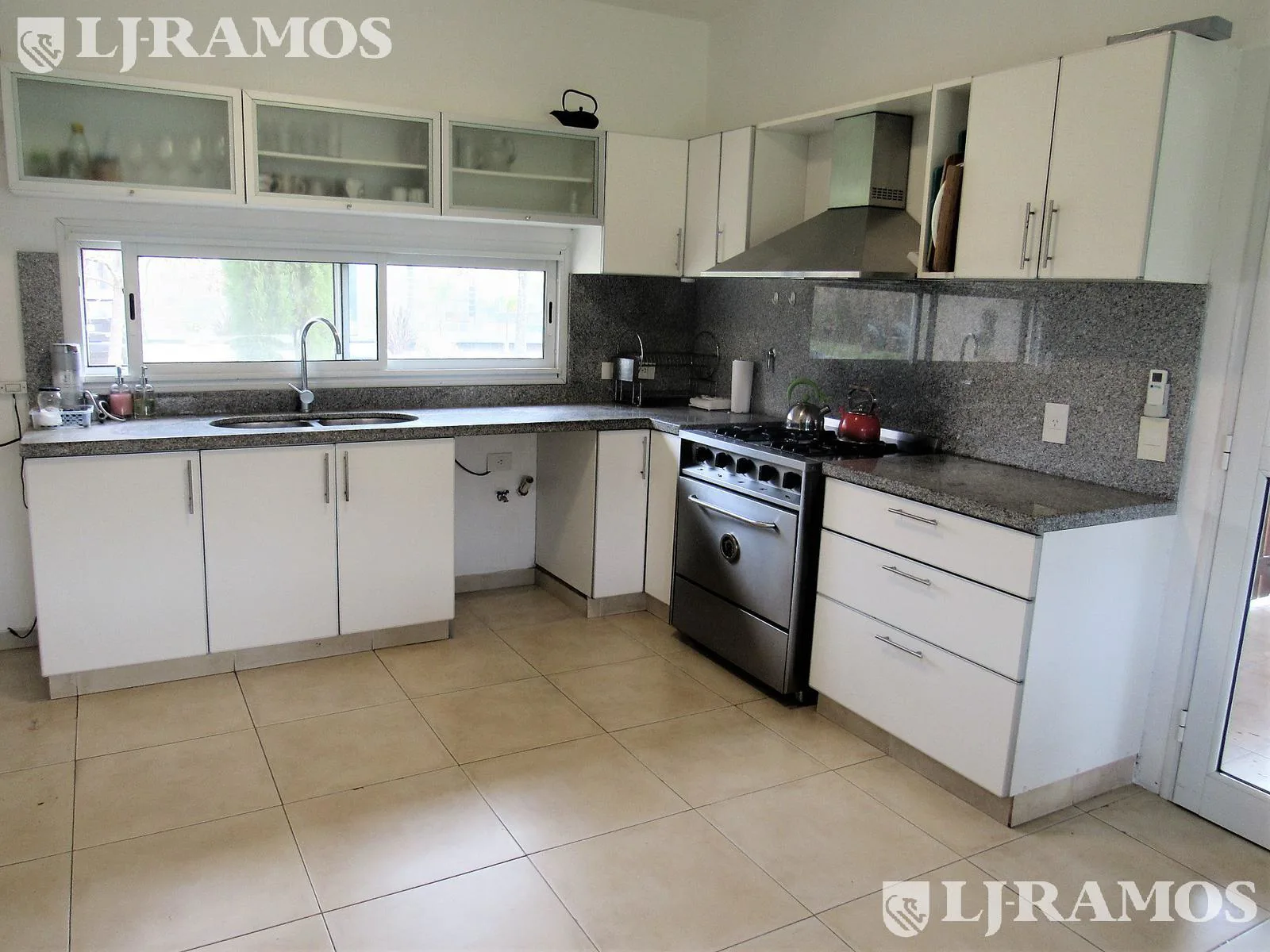 3 Dormitorios y Servicio. Alquiler s/m y Venta. foto 5