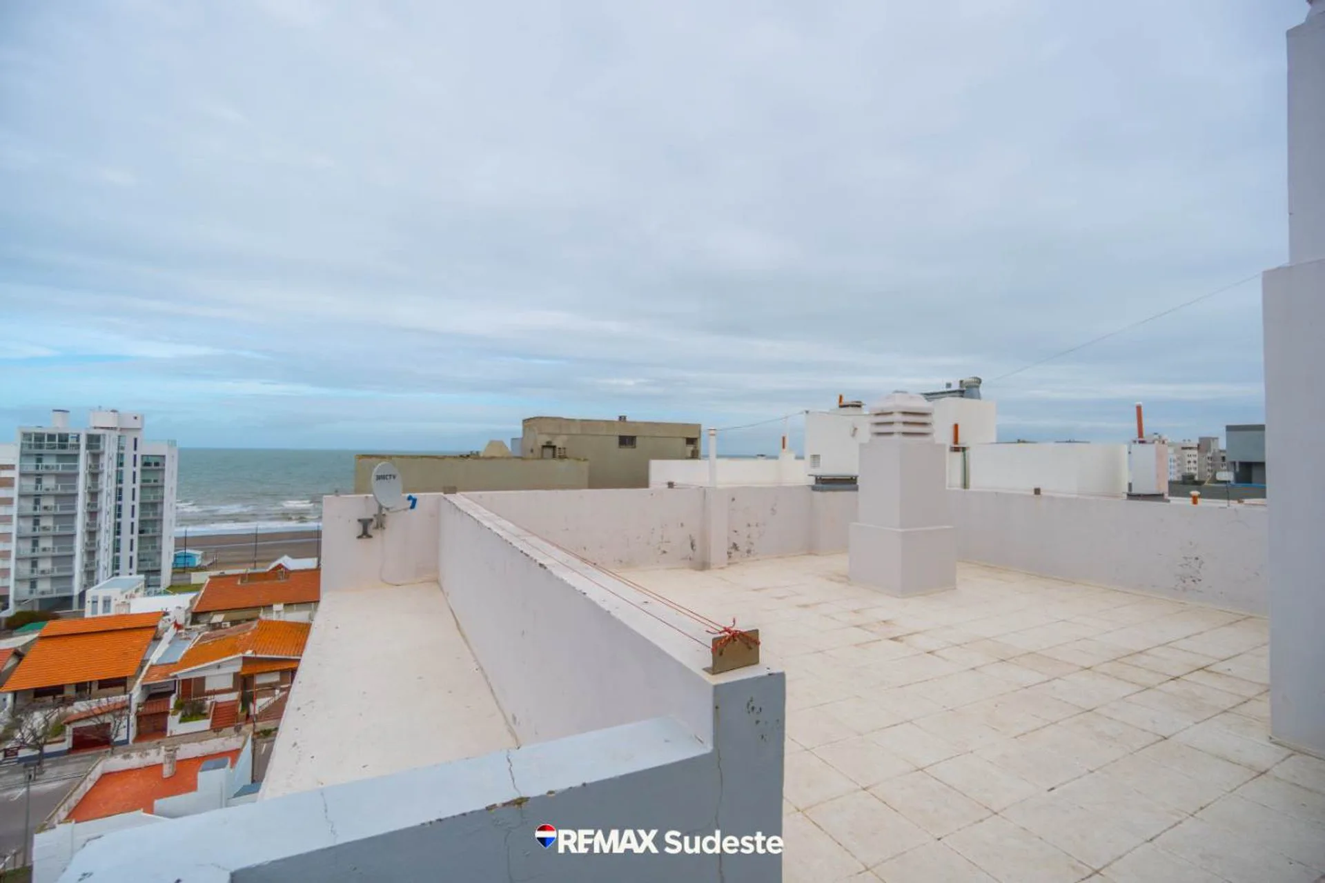 VENTA DEPTO 2 AMB VISTA AL MAR COCHE MONTE HERMOSO foto 3