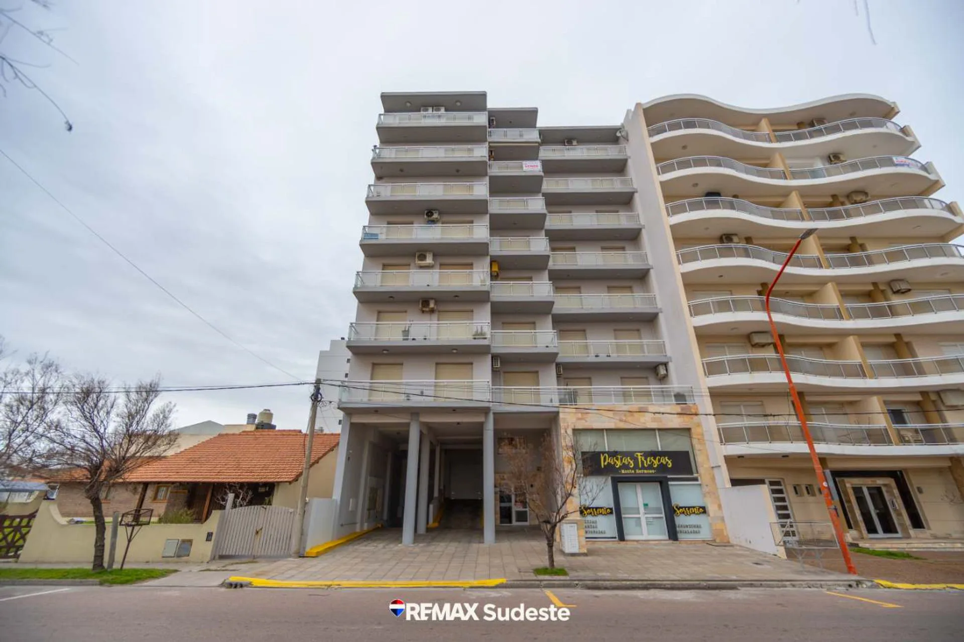 VENTA DEPTO 2 AMB VISTA AL MAR COCHE MONTE HERMOSO foto 4