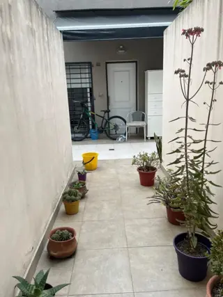 3 AMBIENTES CON PATIO  COMPLEJO CON POCAS UNIDADES , APROX 100 M2 TOTALES , EN DOS PLANTAS foto 1