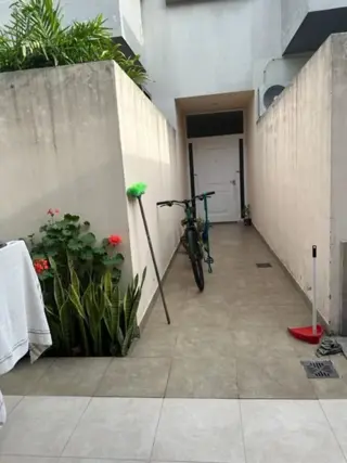 3 AMBIENTES CON PATIO  COMPLEJO CON POCAS UNIDADES , APROX 100 M2 TOTALES , EN DOS PLANTAS foto 2