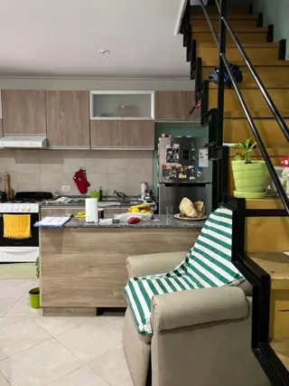 3 AMBIENTES CON PATIO  COMPLEJO CON POCAS UNIDADES , APROX 100 M2 TOTALES , EN DOS PLANTAS foto 4