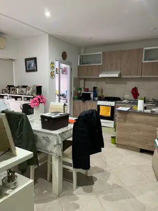 3 AMBIENTES CON PATIO  COMPLEJO CON POCAS UNIDADES , APROX 100 M2 TOTALES , EN DOS PLANTAS foto 5