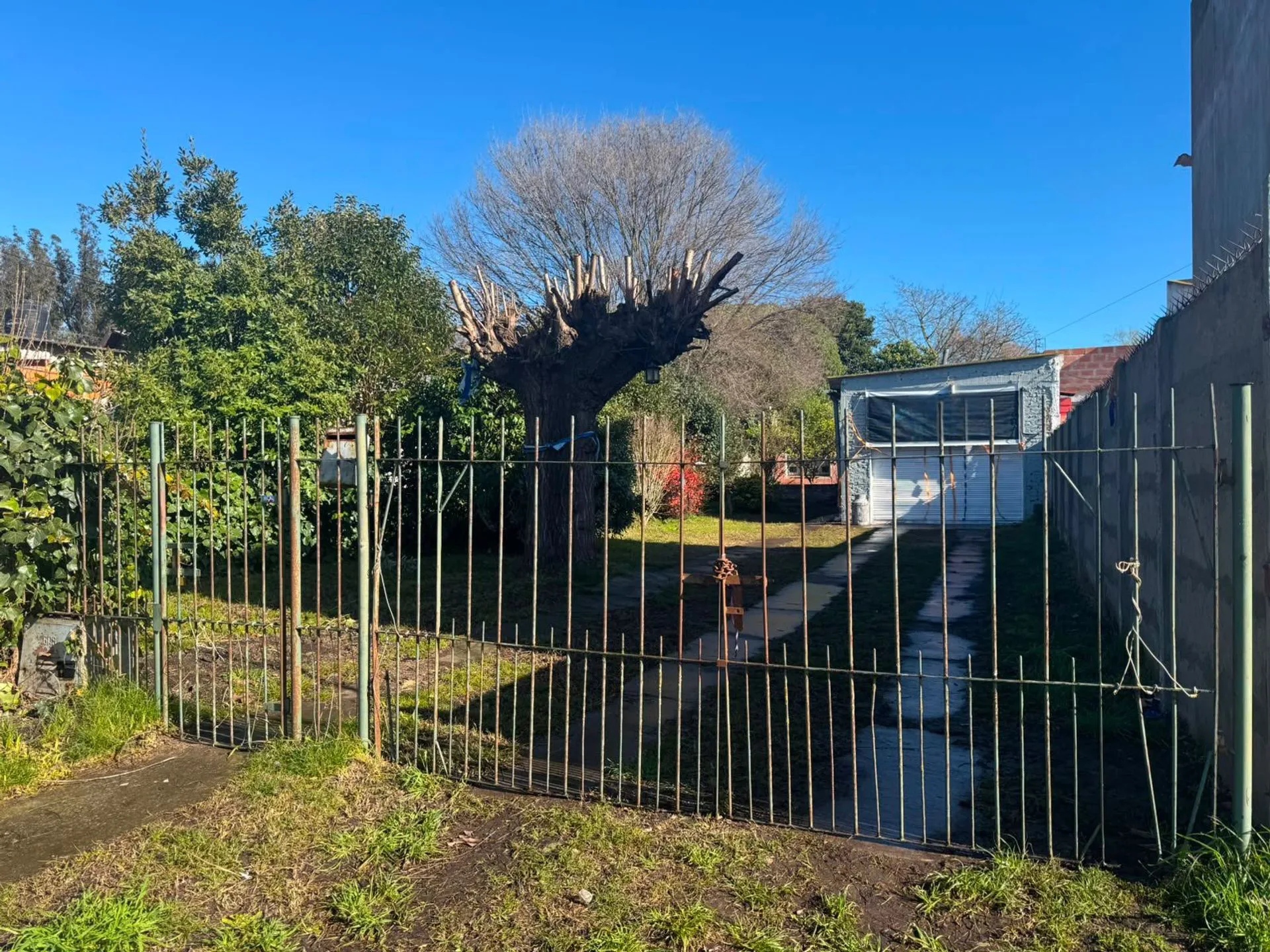 VENTA CASA 2 AMB. CON PARQUE Y COCHERA - LAVADERO foto 2