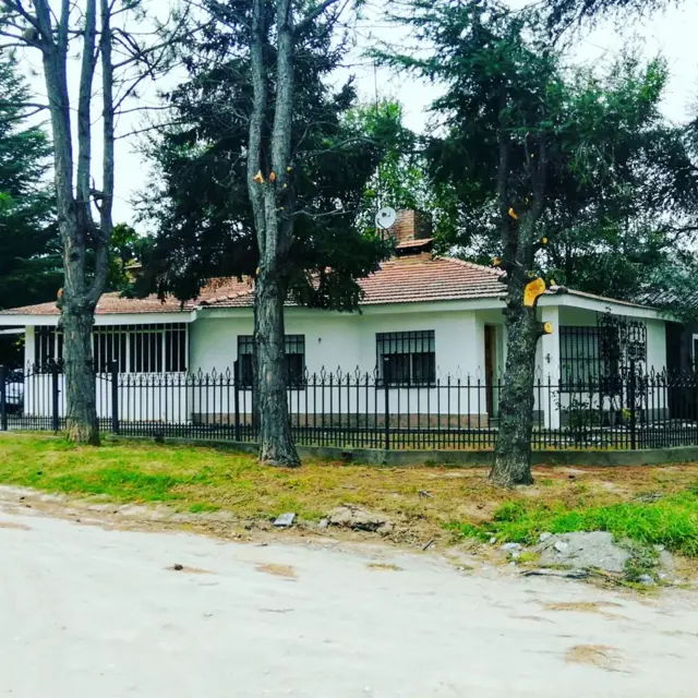 Chalet Frente al RIO, con 2 dormitorios, cocina-comedor, living-comedor con hogar a leña, baño con antebaño, garaje con asador y lavadero, terreno 577