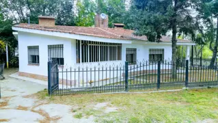 Chalet Frente al RIO, con 2 dormitorios, cocina-comedor, living-comedor con hogar a leña, baño con antebaño, garaje con asador y lavadero, terreno 577 foto 2