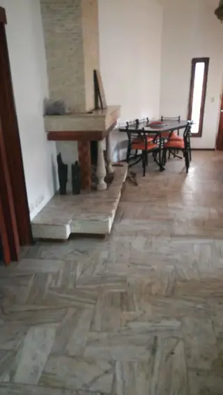 Chalet Frente al RIO, con 2 dormitorios, cocina-comedor, living-comedor con hogar a leña, baño con antebaño, garaje con asador y lavadero, terreno 577 foto 3