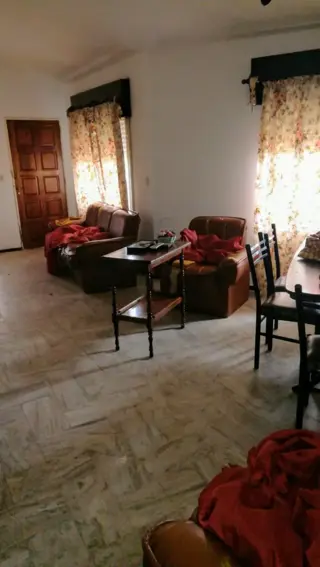 Chalet Frente al RIO, con 2 dormitorios, cocina-comedor, living-comedor con hogar a leña, baño con antebaño, garaje con asador y lavadero, terreno 577 foto 4