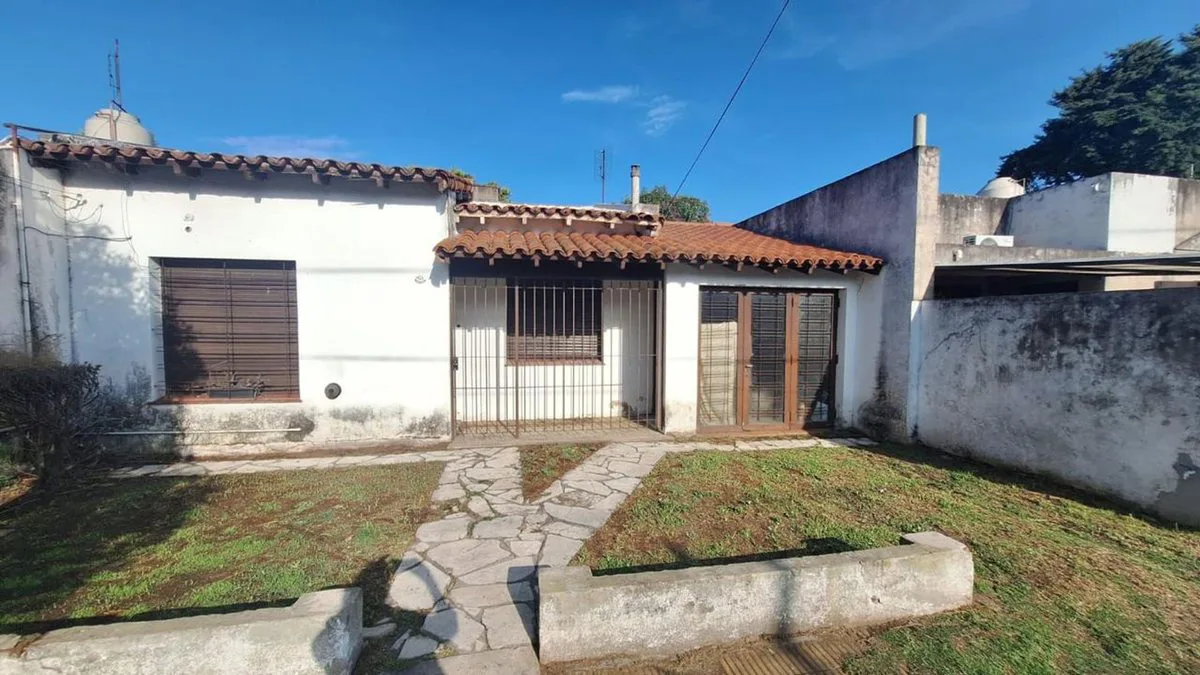 CASA CON JARDIN EN VENTA LOMAS DE ZAMORA foto 2