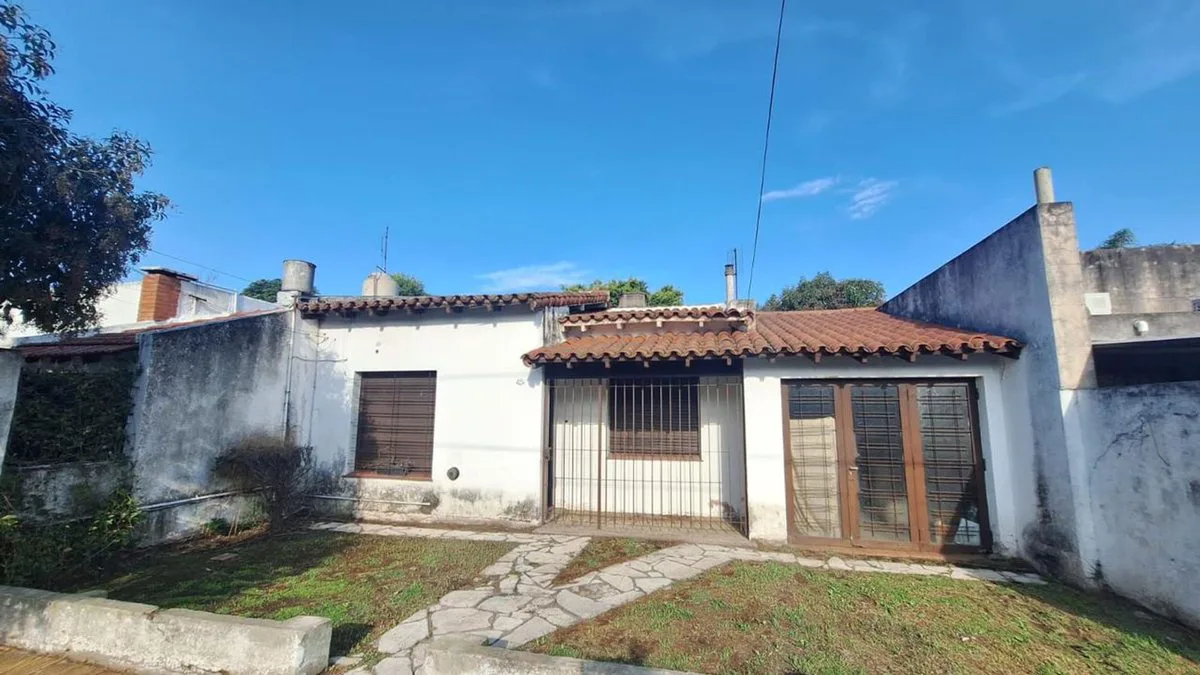 CASA CON JARDIN EN VENTA LOMAS DE ZAMORA foto 3