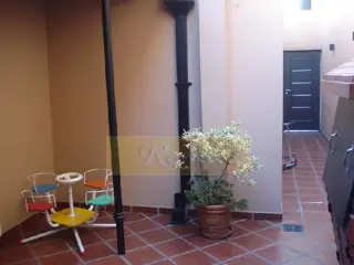 Venta de Casa Lote propio
Distribución: 2 Ph: Uno de 3 amb. a nuevo y al fte. a reciclar foto 1