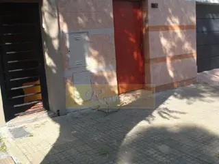 Venta de Casa Lote propio
Distribución: 2 Ph: Uno de 3 amb. a nuevo y al fte. a reciclar foto 4