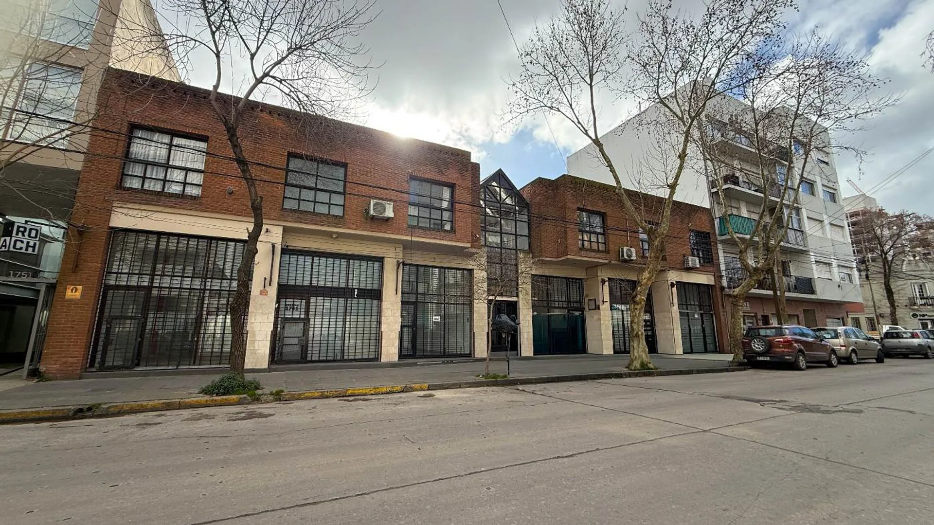 VENTA BLOCK 6 locales 4 oficinas Barrio San Juan foto 2