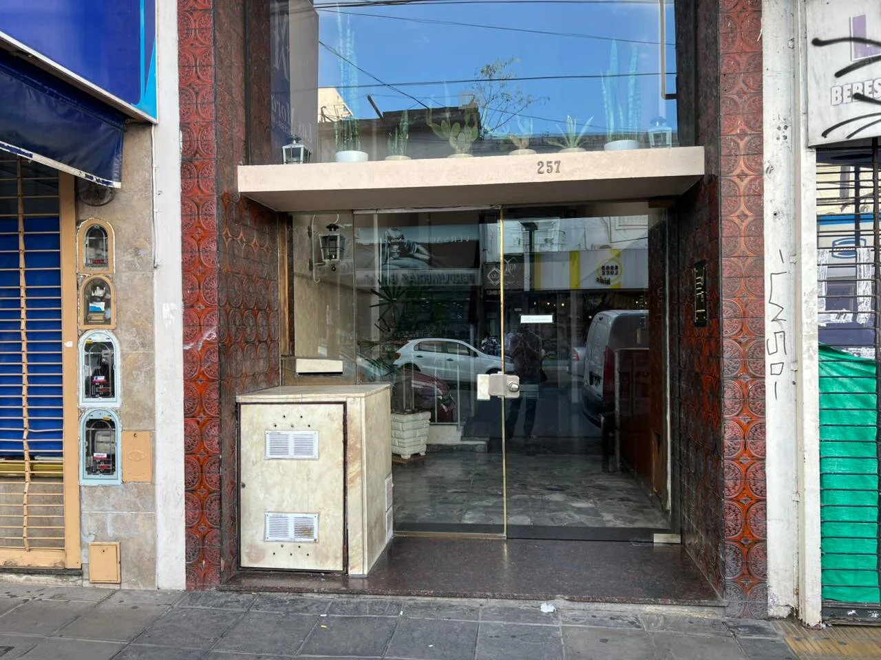 DEPARTAMENTO 3 AMBIENTES EN PLENO CENTRO DE MORÓN foto 2