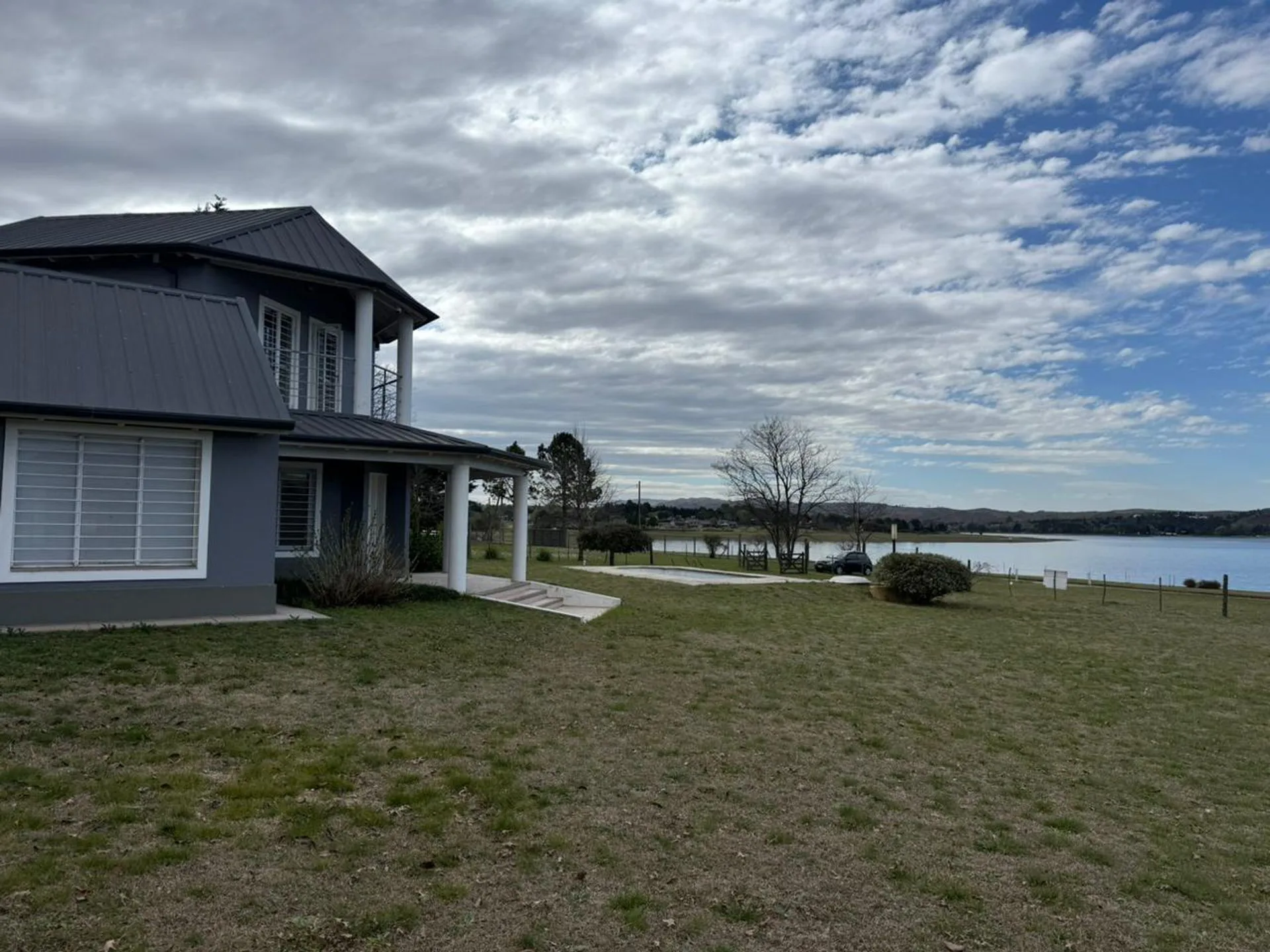 CASA FRENTE AL LAGO LOS MOLINOS – POTRERO DE GARAY foto 2