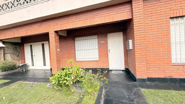 Casa Multifamiliar de 6 Ambientes con Cochera Doble y Patio en Villa Luzuriaga