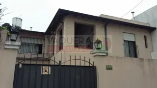 Hermosa Casa de Dos Plantas con Jardin, Lote Propio, a metros de Avenida Peron. foto 1