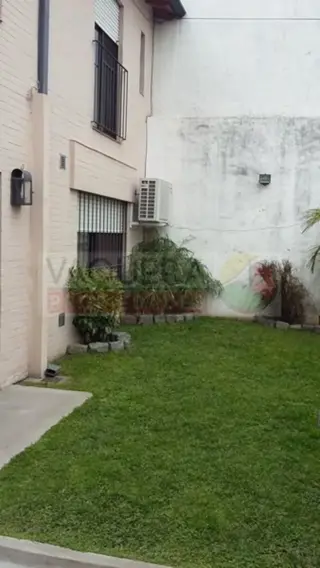 Hermosa Casa de Dos Plantas con Jardin, Lote Propio, a metros de Avenida Peron. foto 2