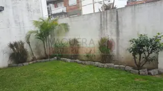 Hermosa Casa de Dos Plantas con Jardin, Lote Propio, a metros de Avenida Peron. foto 3