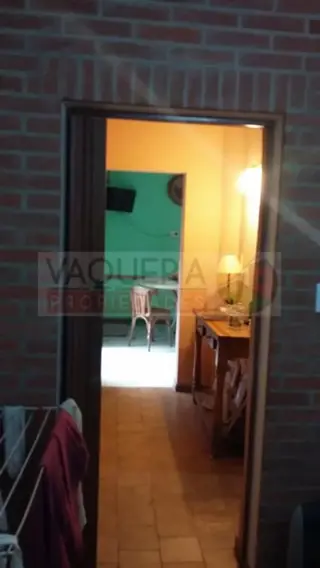 Hermosa Casa de Dos Plantas con Jardin, Lote Propio, a metros de Avenida Peron. foto 4