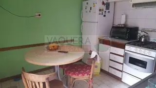 Hermosa Casa de Dos Plantas con Jardin, Lote Propio, a metros de Avenida Peron. foto 5