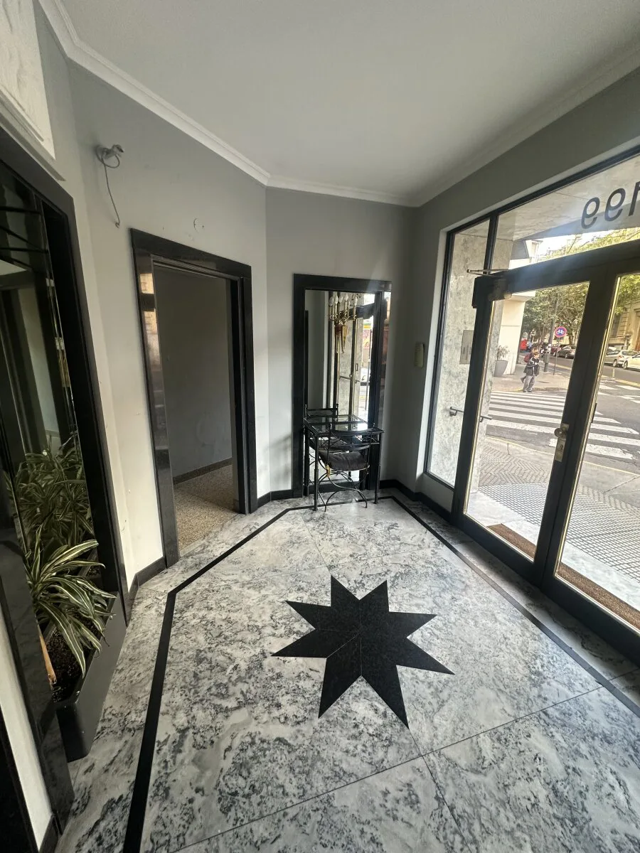 VENTA RECOLETA AL FRENTE PISO ALTO SOL Y LUZ A PLENO 3 AMBIENTES DEPENDENCIAS 2 BAÑOS foto 2