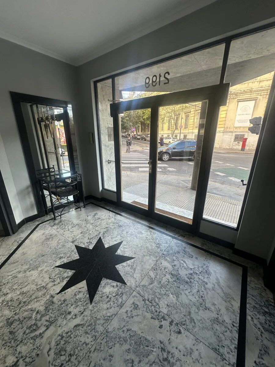 VENTA RECOLETA AL FRENTE PISO ALTO SOL Y LUZ A PLENO 3 AMBIENTES DEPENDENCIAS 2 BAÑOS foto 3