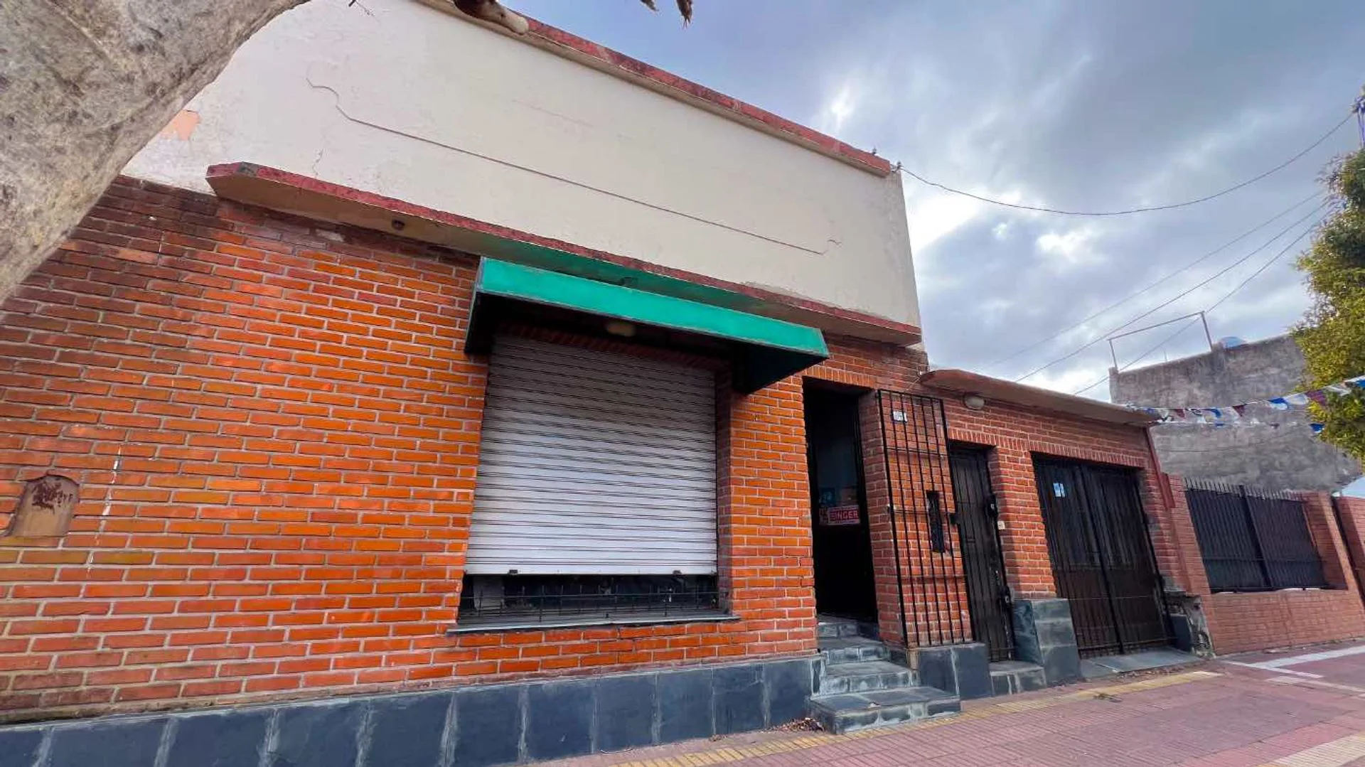 VENTA CASA CON LOCAL Y GARAGE A RECICLAR foto 2