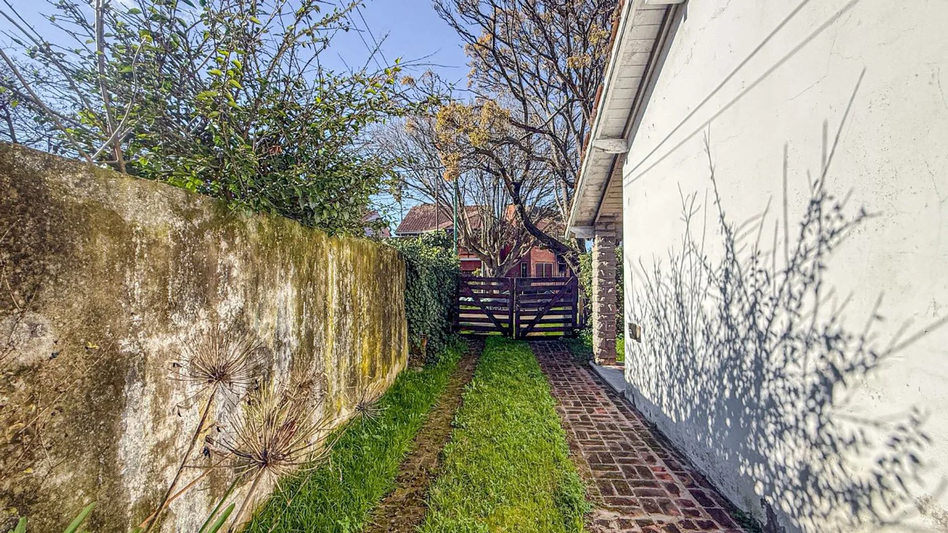 VENTA CASA 3 AMB. A RECICLAR – PARQUE LURO foto 3
