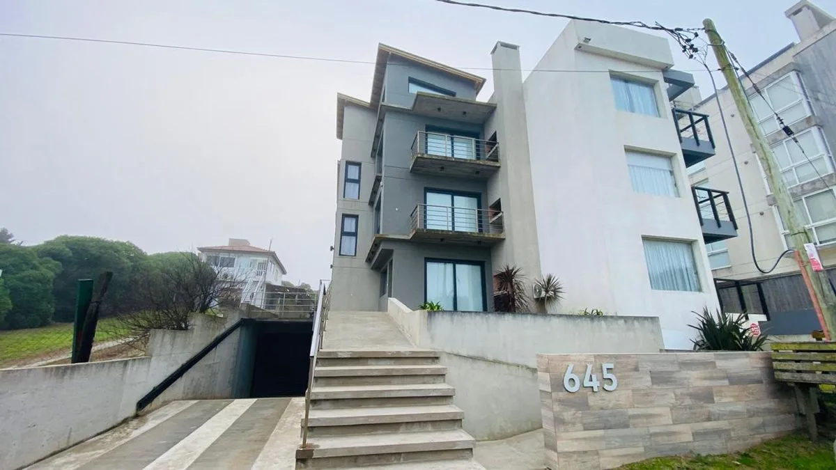 Venta departamento dos ambientes frente al mar foto 2