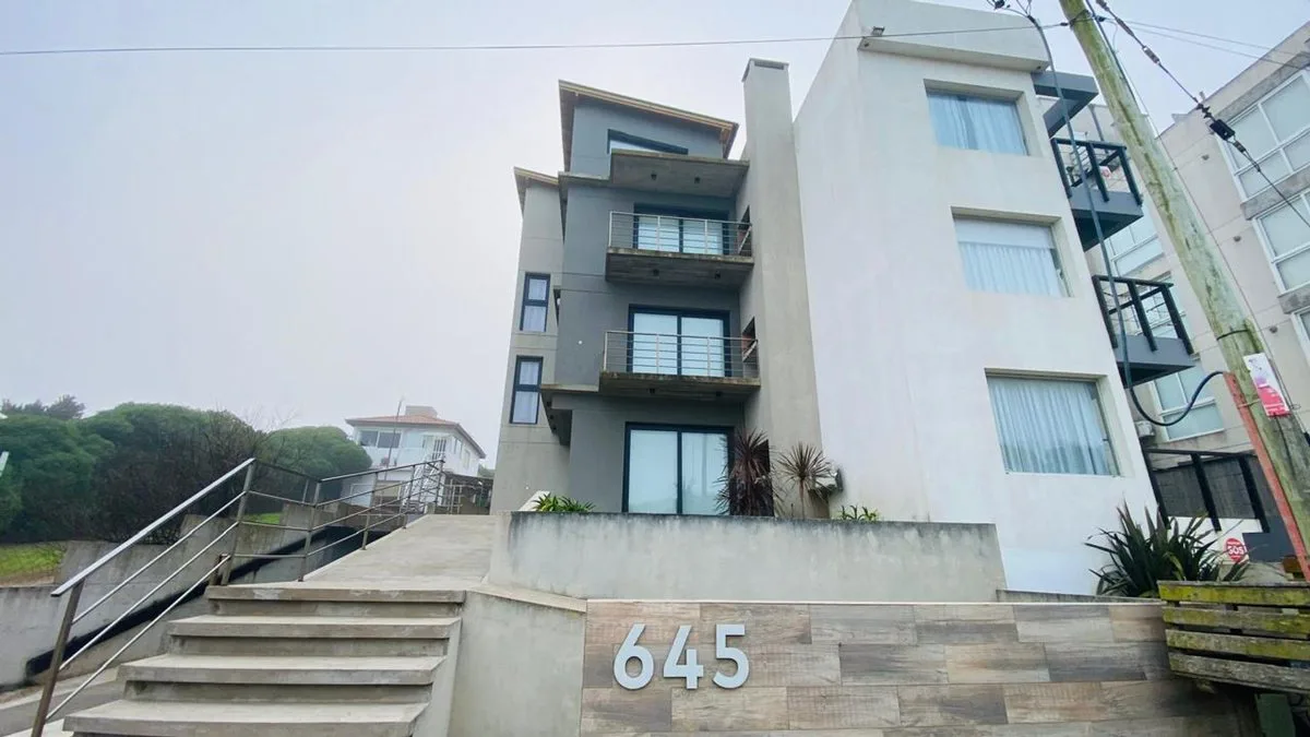 Venta departamento dos ambientes frente al mar foto 3