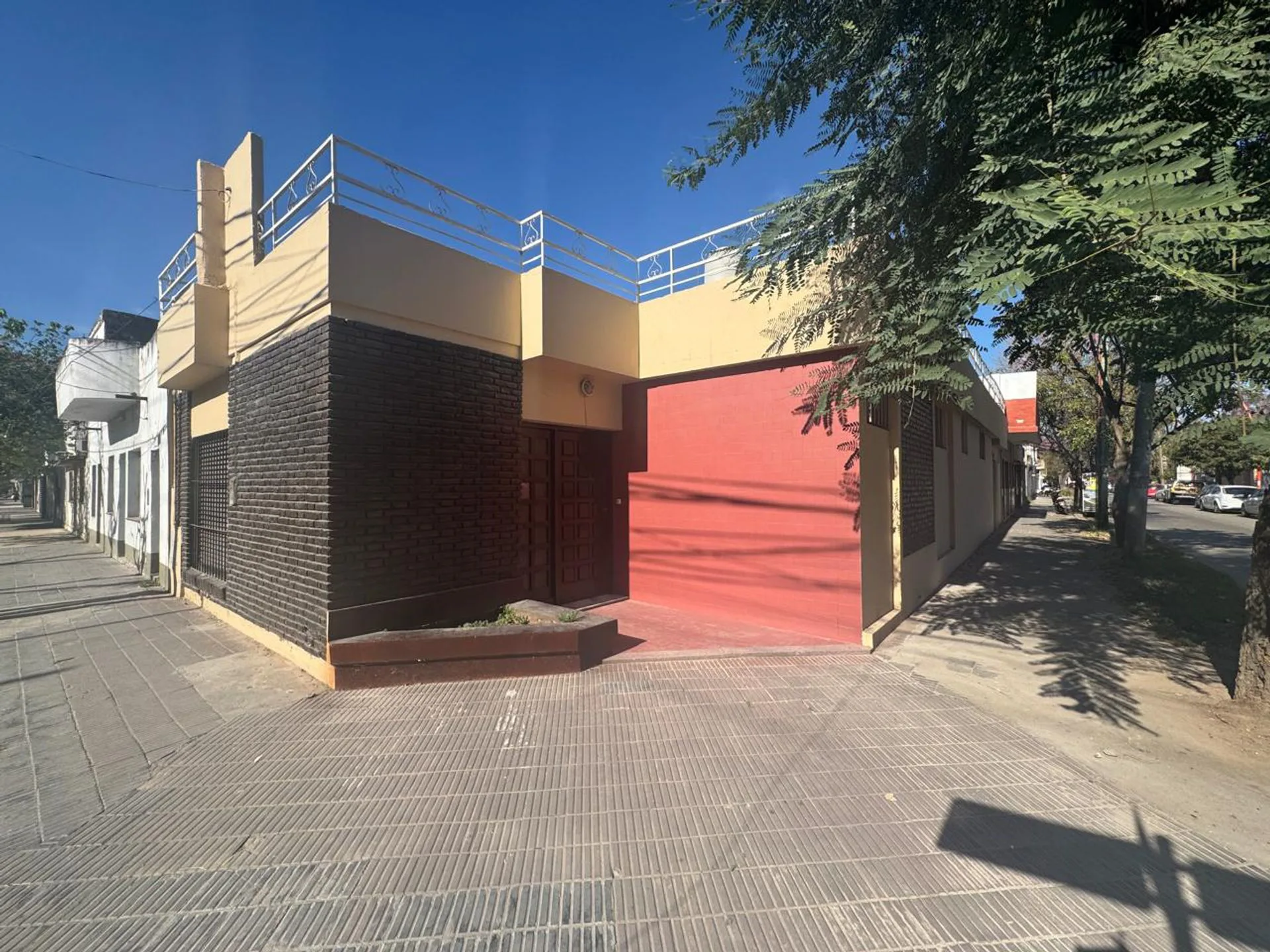 VENTA CASA ESQUINA CON POTENCIAL, TERRAZA Y ASADOR foto 2